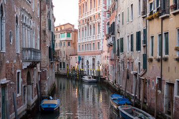 Fototapeta na wymiar canal with boats in Venice