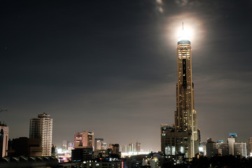 Obraz premium The moon Behind Baiyoke Tower II is an 88-storey, 309 m skyscraper hotel at 222 Ratchaprarop Road in the Ratchathewi district of Bangkok, Thailand