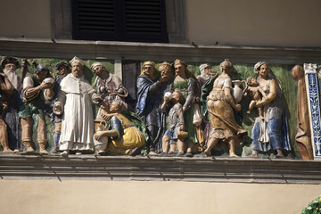 Italia,Toscana, Pistoia, Ospedale del Ceppo, Robbiane sulla facciata dell'Ospedale.