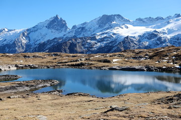Glacier et lac de montagne