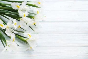 Foto op Plexiglas Iris Boeket van irisbloemen op witte houten tafel