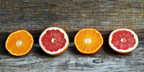 Gesunde, saftige Orangen und Grapefruit auf Holzuntergrund in Format 18:9