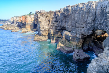 Vista da costa de Cascais em Portugal
