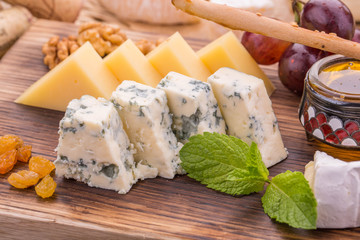 Dorblu cheese, is served with raisin, washed, honey and grapes