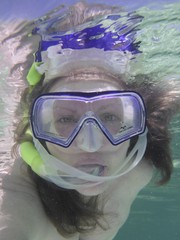 Naklejka premium Frau mit Maske und Schnorchel