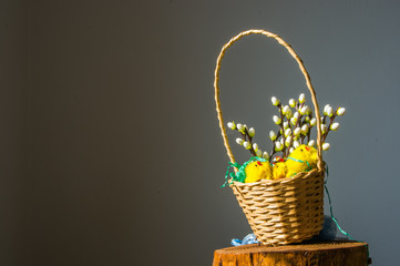 świąteczny koszyk Wielkanocny z kurczakami, zajączkami, baziami kurczaczkami, żółta wiosenna...