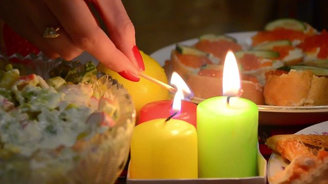 Зажигание свеч на праздничном столе / Lighting candles on a festive table