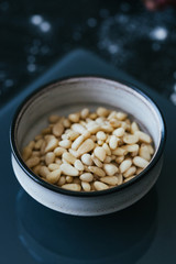 Pinienkerne in einer Schale auf spiegelnder Unterlage