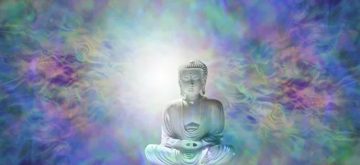 Photo sur Plexiglas Bouddha Bannière de Bouddha de l& 39 illumination pure - Bouddha en position de lotus méditative avec une lumière blanche derrière la tête sur un beau fond de champ d& 39 énergie multicolore et beaucoup d& 39 espace de copie