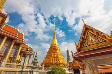 Fototapeta premium Grand palace and Wat phra keaw Bangkok, Thailand. Beautiful Landmark of Thailand. Temple of the Emerald Buddha