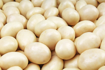 White chocolate raisins