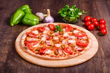 Obraz na płótnie Canvas Meat pizza with tomatoes