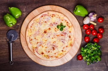 Thin pizza with ham under cheese