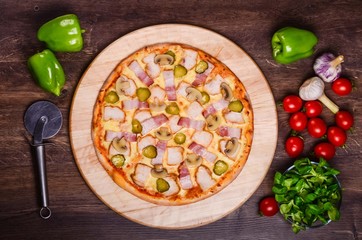 Thin pizza with bacon, mushrooms, chicken and pickled cucumbers