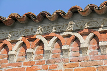 chiesetta romanica di San Pietro ad Albugnano; decorazione ad archetti nel sottogronda