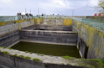 Buffer tanks at the waterway opening gateways