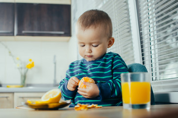 baby in the kitchen cleans Mandarin