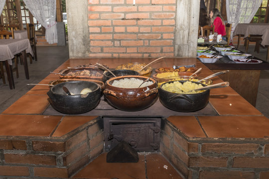 pessoas reunidas para almo&ccedil;o