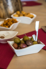 Oliven als Snacks in Weinladen in Italien