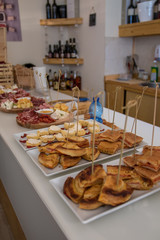Fingerfood Snacks angerichtet auf Platten