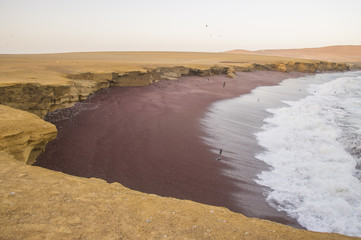 Playa roja en la reserva de Paracas, Peru.