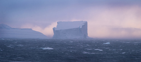Tempanos en la peninsula Antartica © Alfredo