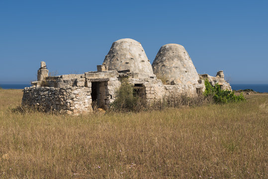 Cozze, Mola di Bari, province of Bari, Apulia, Italy. Traditional Apulian dry stone hut