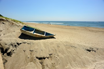 Fototapeta na wymiar 砂浜の船.