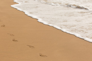 Fußabdrücke am Strand im Sand