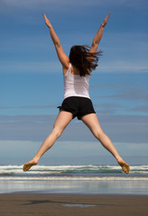 Obraz premium Junge Frau macht ein Handstand am Strand