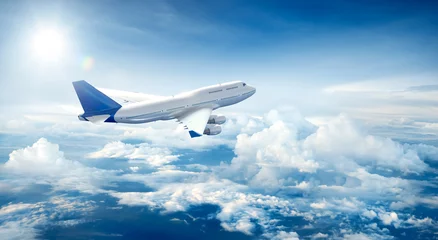 Fotobehang Vliegtuig Vliegtuig dat boven wolken vliegt