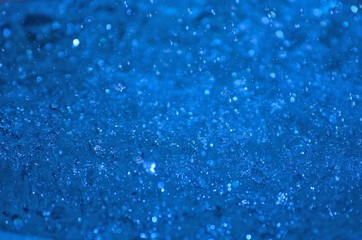 Obraz premium Raindrops falling into water.The raindrops are heavy.Large splashes into the water,