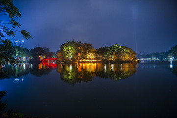 Fototapeta na wymiar Lago Hoan Kiem - Hanói - Vietnam