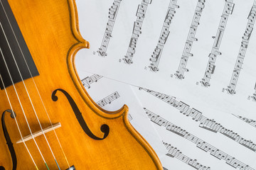 Violin on music sheets - Violino su pagine di musica