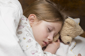 dziewczynka śpiąca w nocy z udzikiem - obrazy, fototapety, plakaty