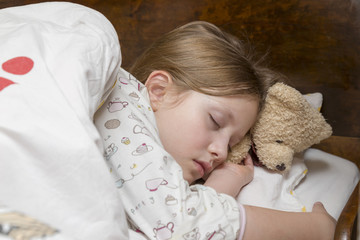 dziewczynka śpiąca w nocy z udzikiem - obrazy, fototapety, plakaty