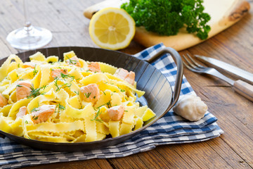 Lachs mit Nudeln