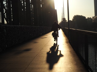 Fahrradfahrer mit Schatten