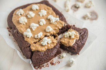 Fototapeta na wymiar Brownies mit Erdnussbutter und Popcorn
