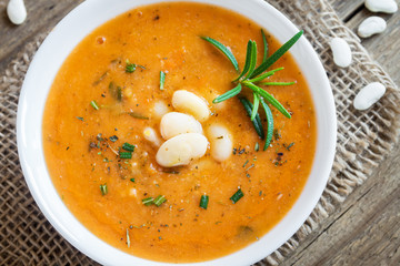 Creamy white bean and vegetable soup