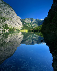 Der Obersee im Nationalpark Berchtesgaden umrahmt von steilen Bergen 
