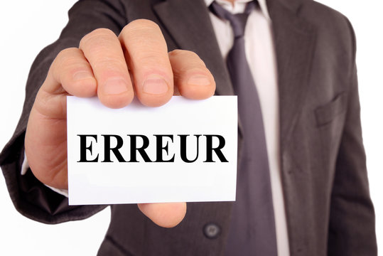 Homme tenant une carte avec erreur &eacute;crit dessus