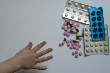 Danger: the child reaches for the pill. Safety rules when the baby is at home