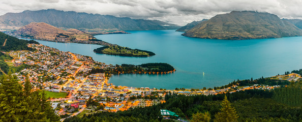 Queenstown and Lake Wakatipu， New Zealand 