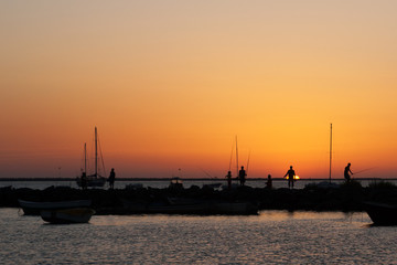 Fototapeta premium pescadores en la puesta de sol