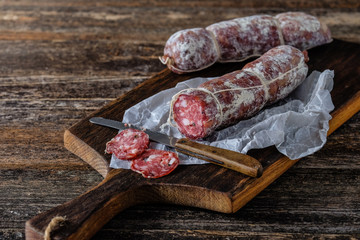 Italienische Salami auf einem Holzbrett