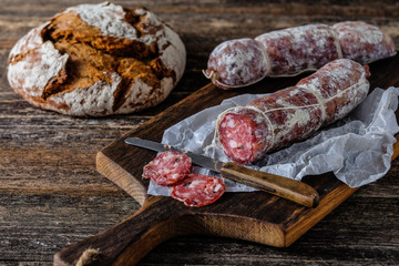 Italienische Salami auf einem Holzbrett
