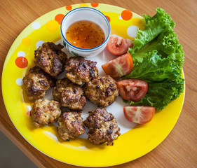 8 Hausgemachte Buletten mit Sosse und Salat