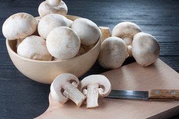 Fresh raw champignons