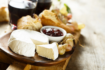 Cheese, fresh bread and marmalade with red wine